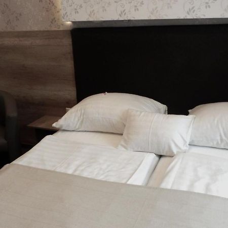 Caesar Panzio Hotel Pápa Екстериор снимка