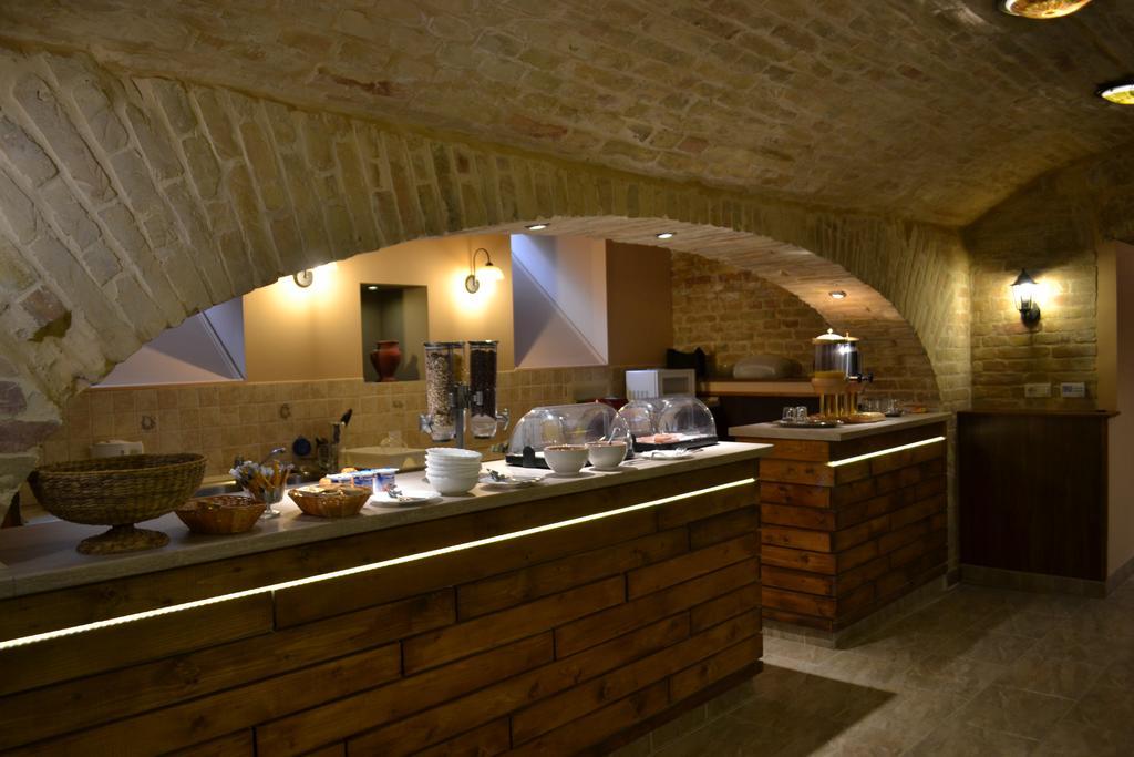 Caesar Panzio Hotel Pápa Екстериор снимка
