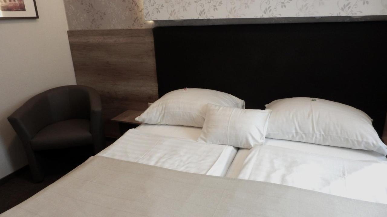 Caesar Panzio Hotel Pápa Екстериор снимка